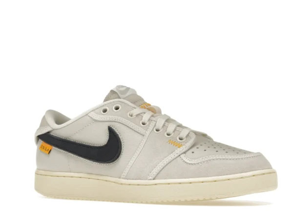tenis Jordan 1 Retro AJKO Low SP x Union LA - Sail Muslin (Piel) lado derecho inclinado