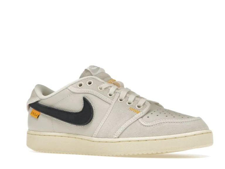 tenis Jordan 1 Retro AJKO Low SP x Union LA - Sail Muslin (Piel) lado derecho inclinado