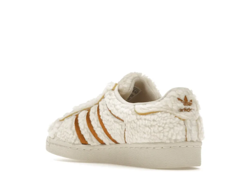 adidas Superstar - Concha Vainilla ID1638 minymal tenis sneakers 3 inclinado detras