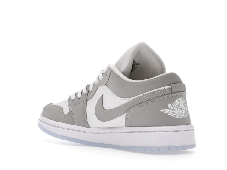 tenis Jordan 1 Low Wolf Grey (Mujer) lado izquierdo inclinado