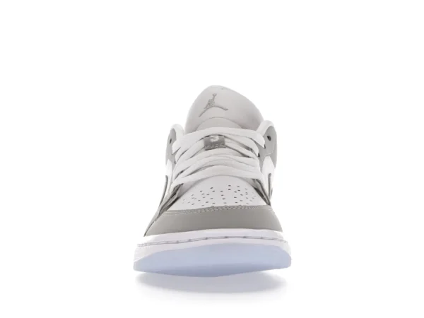 tenis Jordan 1 Low Wolf Grey (Mujer) parte delantera
