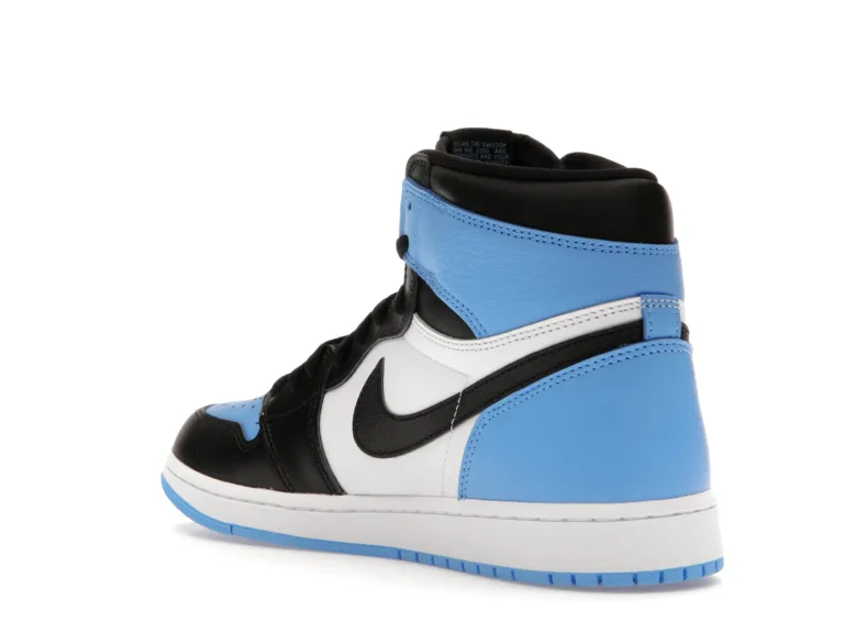 Jordan 1 Retro High OG UNC Toe lado izquierdo inclinado